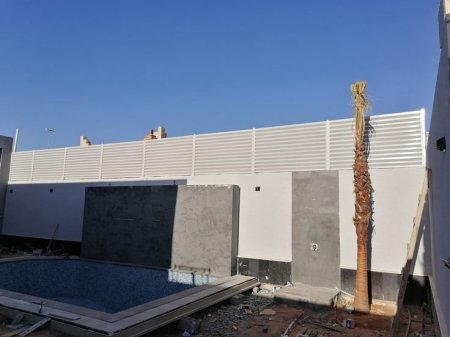 سواتر جدران حديد بتصاميم حديثة وخامات مقاومة في الرياض